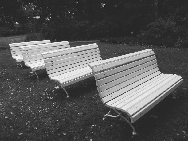 四个空的长椅图片下载