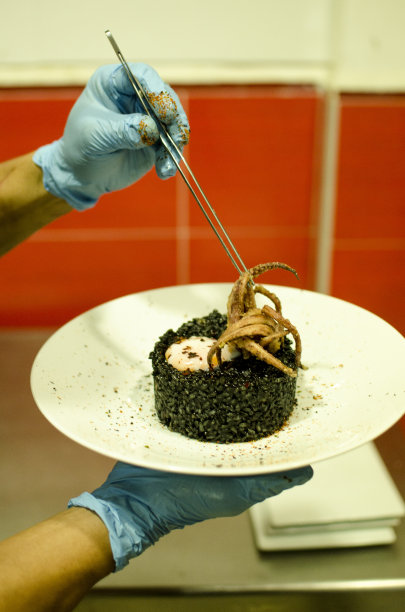 最后用钳子夹在厨房盘子上图片下载