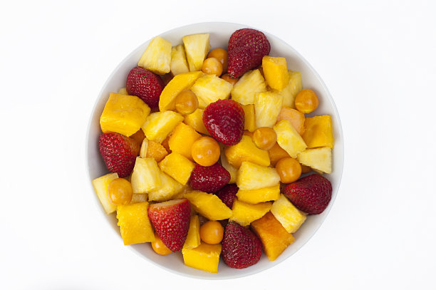 白色大理石背景上的健康新鲜水果沙拉。健康食品。图片下载