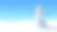 在晴朗的蓝天下，雪人在白雪皑皑的田野里图片下载