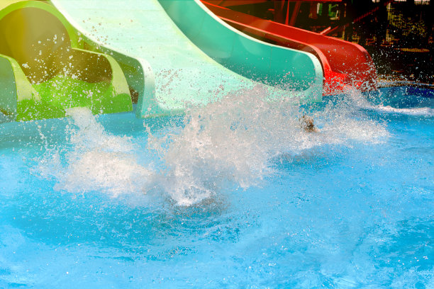 在夏天的水池里喷洒婴儿喷雾图片下载