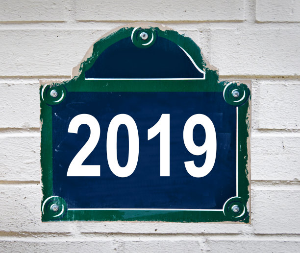 2019年写在巴黎街头孤立在白色背景图片下载