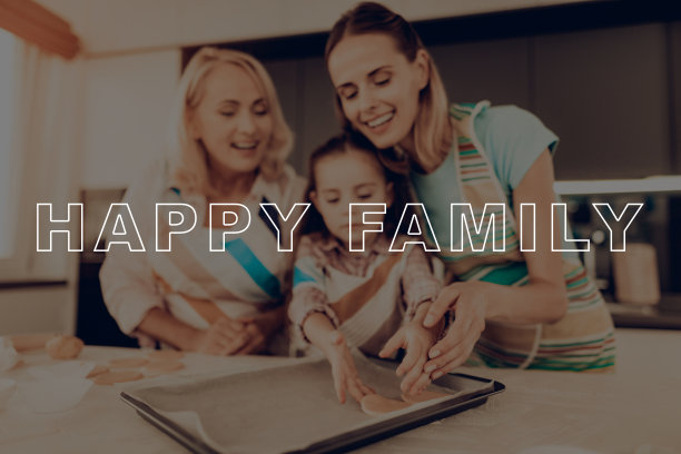 面团。幸福的家庭。女孩。烤盘。图片下载