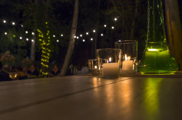 婚礼宾客在花园里用烛光进餐图片下载