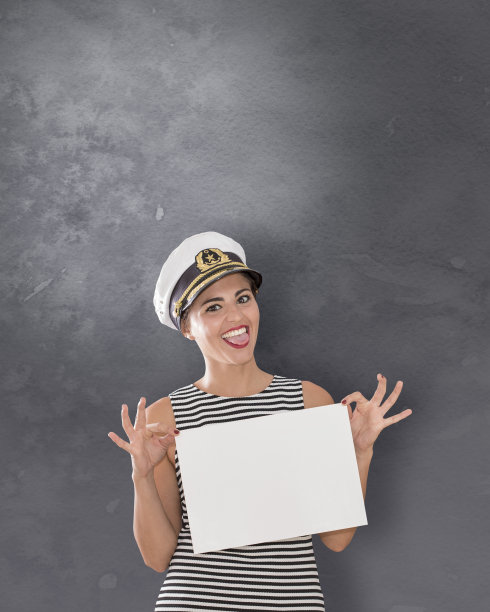 女船长对着空广告牌扮鬼脸图片下载