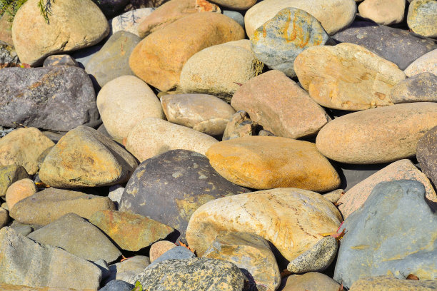 许多大型鹅卵石假山在园林景观设计中都有特写图片下载