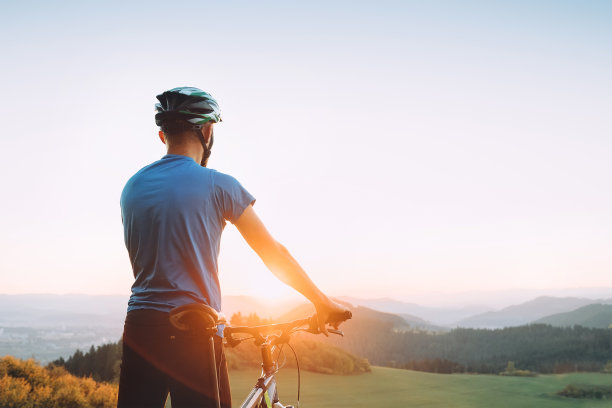 一个骑自行车的人在山上遇到了夕阳图片下载