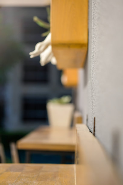 椅子坐在墙上，有架子。图片下载