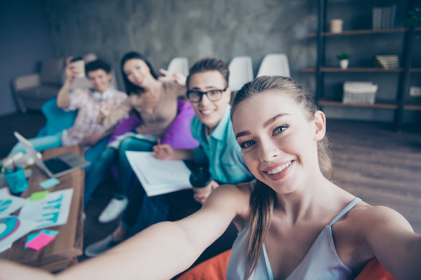 四个可爱的聪明，聪明，聪明的人，朋友，迷人的女孩和书呆子做家庭作业，报告，喝咖啡，黑发女孩显示v符号，会议，聚会的照片图片下载