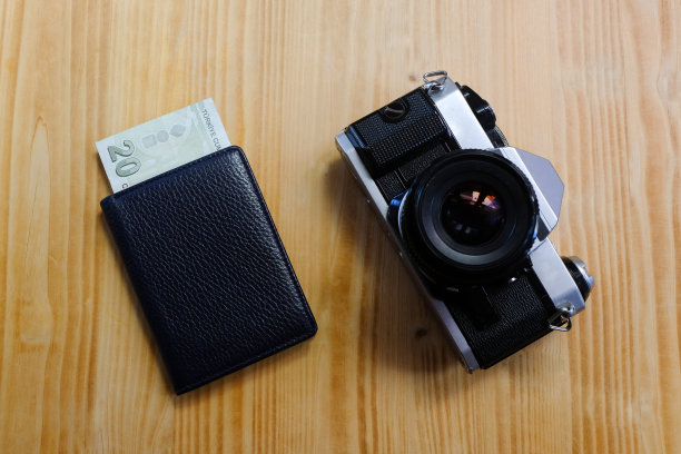 皮夹子和旧相机图片下载