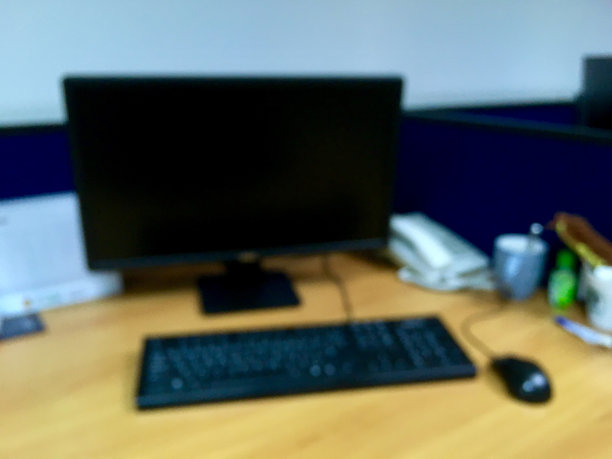 模糊办公桌上的电脑屏幕图片下载