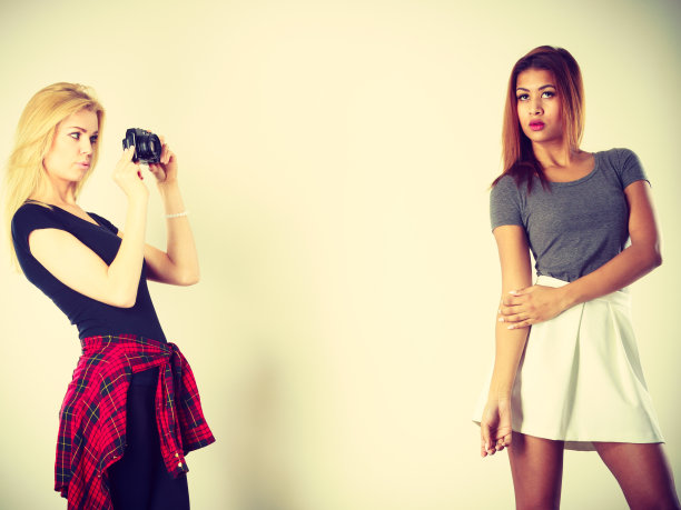 金发女孩给女人拍照图片下载