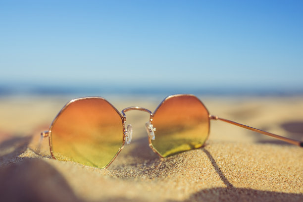 太阳镜在沙滩上图片下载