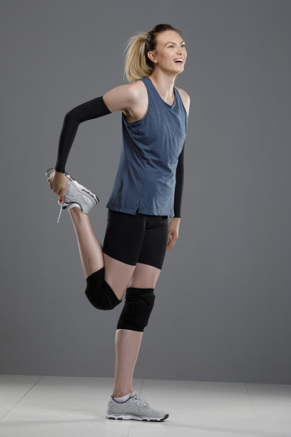 运动女性热身和伸展运动训练健康的女性图片下载