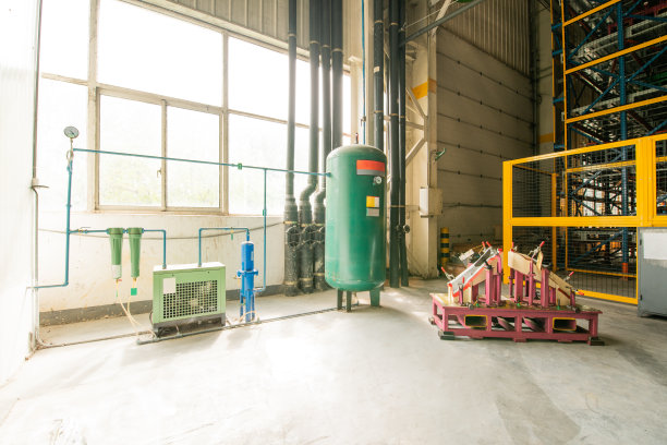 在汽车修理站的空车间和电梯图片下载