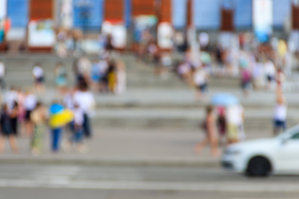 人们在城市街道上行走的模糊散焦抽象背景。认不出来脸图片下载