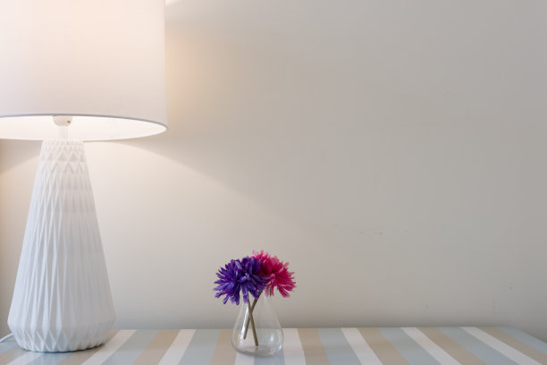 桌上放着灯和花图片下载