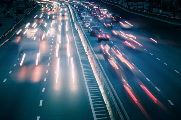 夜间繁忙公路上的交通灯。图片下载