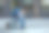 一个男生在学校的院子里哭图片下载