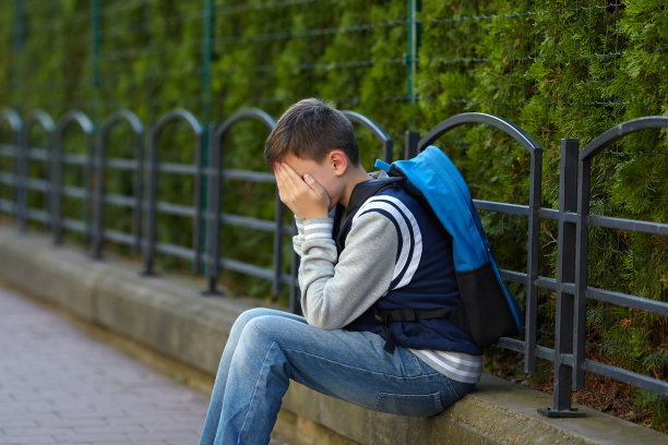 一个男生在学校的院子里哭图片下载