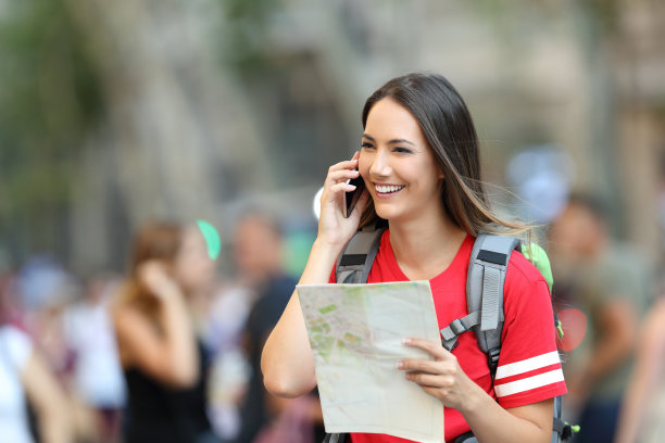 青少年游客拿着地图打电话图片下载