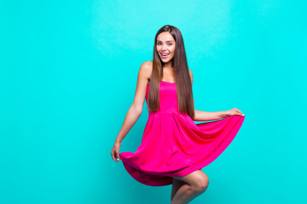 我想和你跳舞!近距离的照片肖像漂亮可爱漂亮迷人的牙齿微笑穿着现代晚礼服的女士看在明亮的蓝色背景孤立的相机图片下载