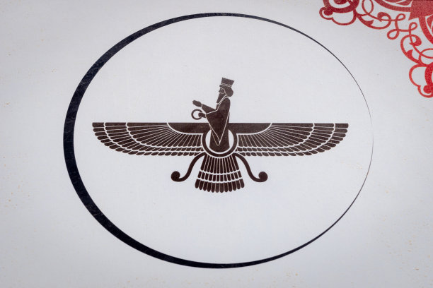 琐罗亚斯德教Faravahar符号，拍摄于亚兹德古老的琐罗亚斯德教遗址沉默之塔，伊朗图片下载