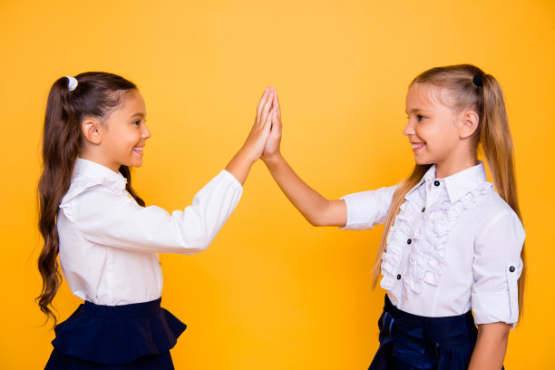 侧面的照片可爱，甜美，可爱，美丽，漂亮的小女孩孤立在亮黄色的背景拍入手掌图片下载