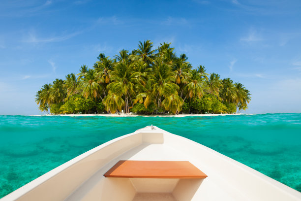 白色小船驶向无人岛图片下载