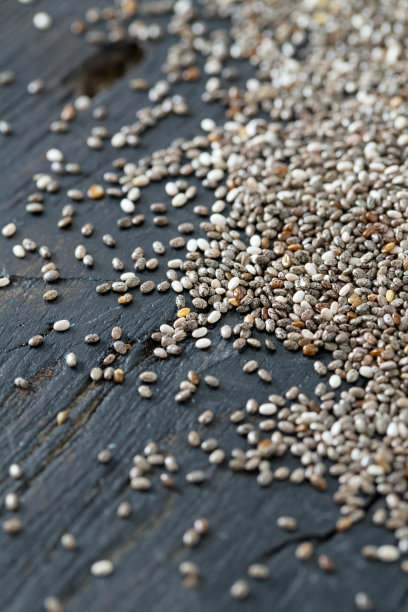 奇亚种子在木质表面图片下载