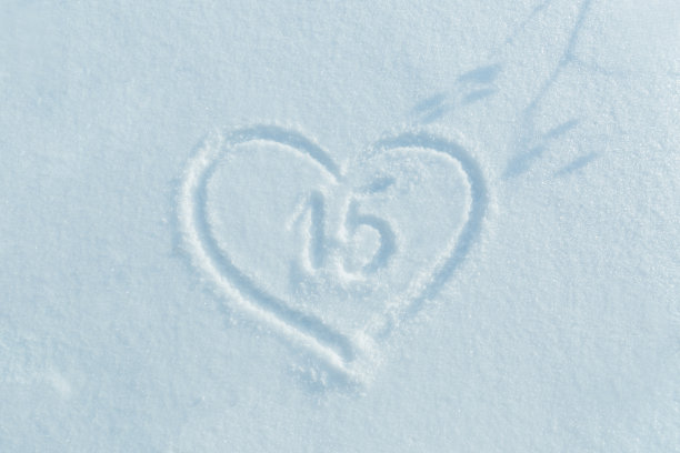 画在雪地上的数字15被包围了图片下载
