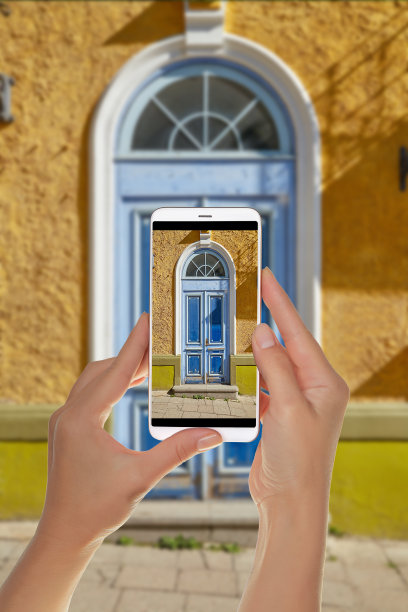 游客拍了一张蓝色老木门的照片图片下载