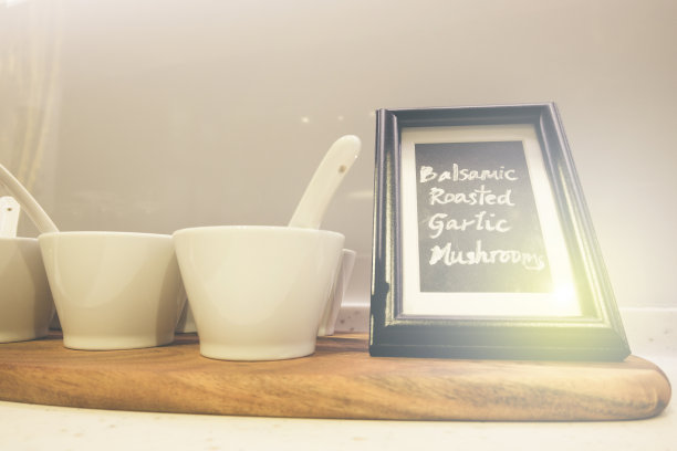 白色盘子和餐具的特写展示在架子上与光晕效果图片下载