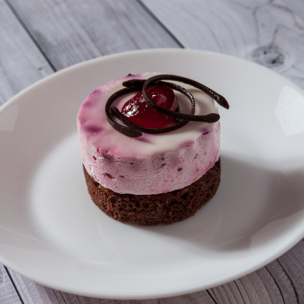 新鲜的樱桃圆蛋糕在轻木背景。木桌上放着饼干蛋糕图片下载