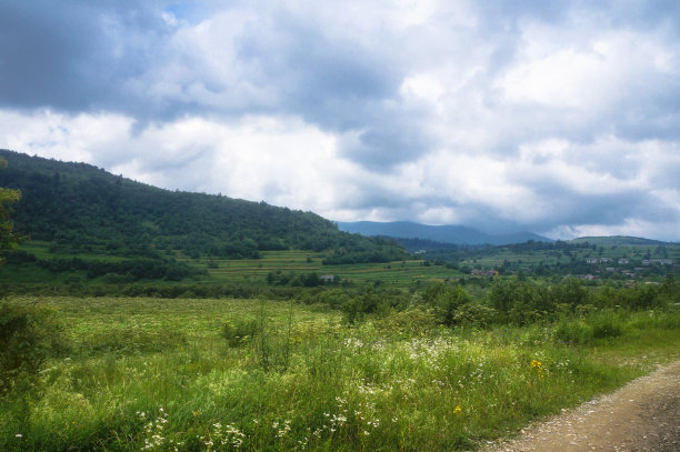 从欧洲的公路上看到的群山。雾气缭绕的美丽秋景。设计素材照片图片下载