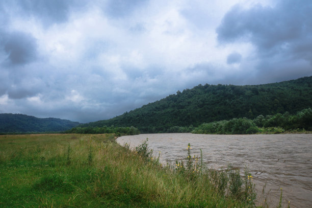 美丽的山河在多云的天气在欧洲的Chati世界。雨水泛滥。设计素材照片图片下载