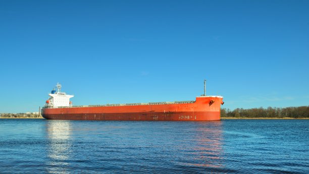 一艘大型货船在一个阳光明媚的日子停靠在港口图片下载