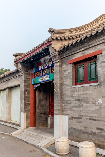 日出时分北京一条狭窄的胡同- 4图片下载