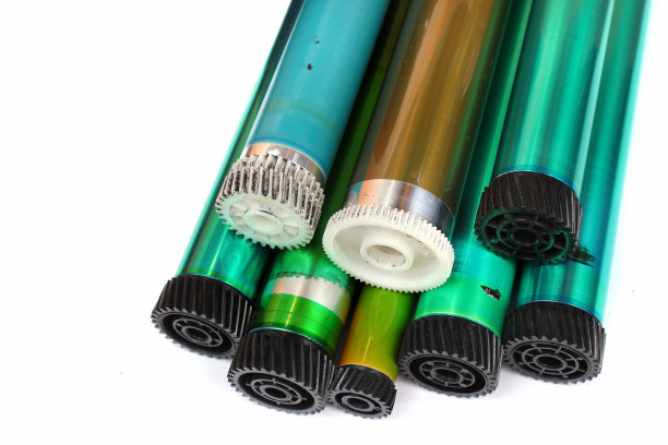 旧激光打印机的零件。光敏鼓，橡胶和金属轴和辊。图片下载