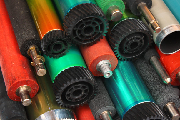 旧激光打印机的零件。光敏鼓，橡胶和金属轴和辊。图片下载