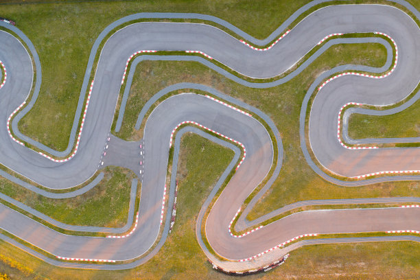 汽车比赛用的弯曲跑道图片下载