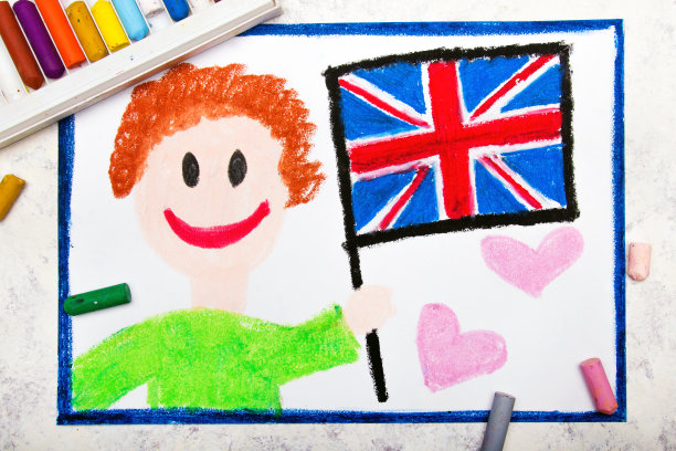 彩色图画:快乐的人举着英国国旗。英国国旗和微笑的男孩。图片下载