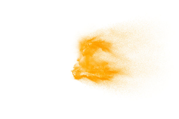 干河沙爆炸。金色的沙子溅在白色的背景上。图片下载