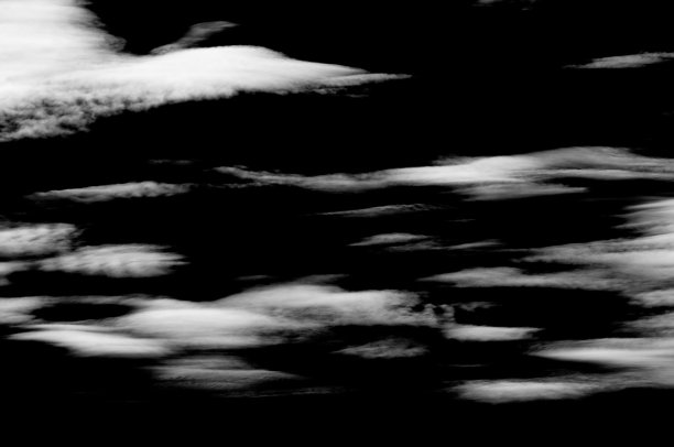 纹理。背景。绘画。设计师的照片，黑色背景上的云图片下载