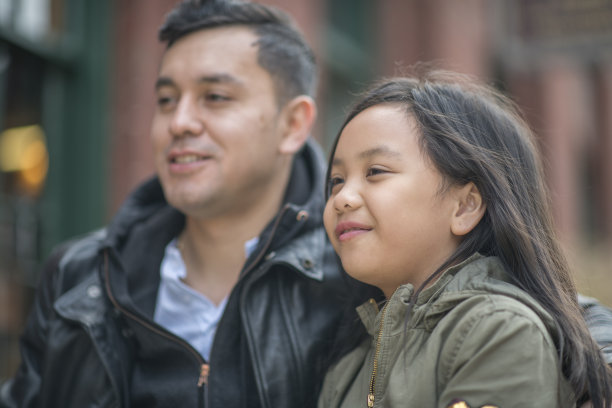 父亲和女儿坐在一起图片下载