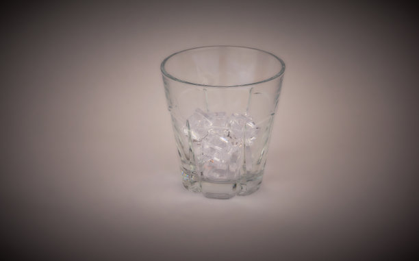 用冰块清空杯子图片下载