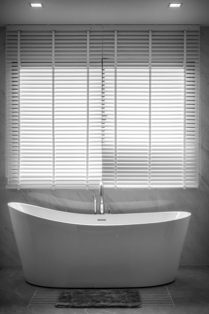 豪华浴室内饰有漂亮的白色浴缸。图片下载