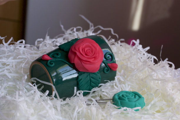 软陶工艺品。用软陶制成的灰泥装饰的杯子。图片下载