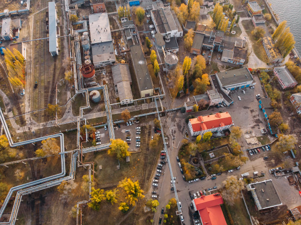 工业园区高空或俯视图附近的能源发电厂或工厂与仓库，管道和其他建筑物图片下载