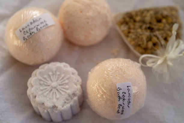 沐浴炸弹和甘菊香包图片下载